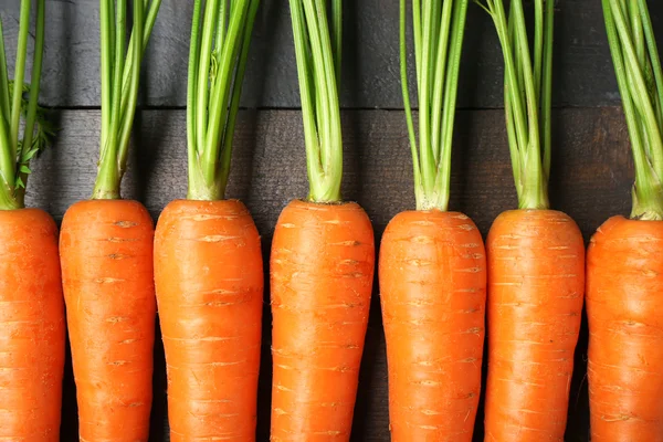 Rangée de carottes biologiques fraîches — Photo