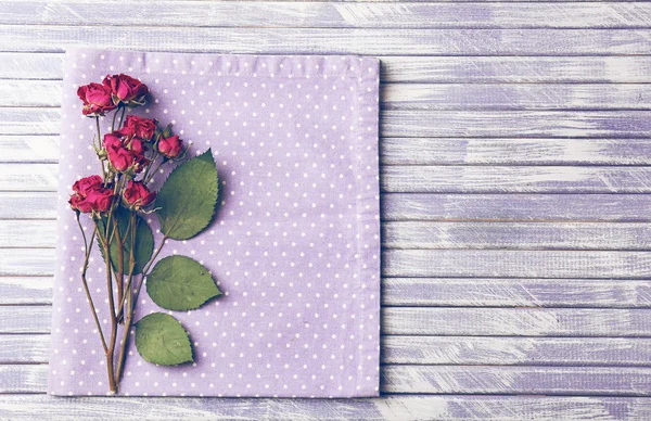 Schöne trockene Blumen auf Serviette — Stockfoto
