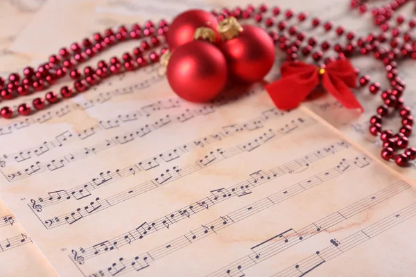 Weihnachtskugel, Perlen und Schleife — Stockfoto