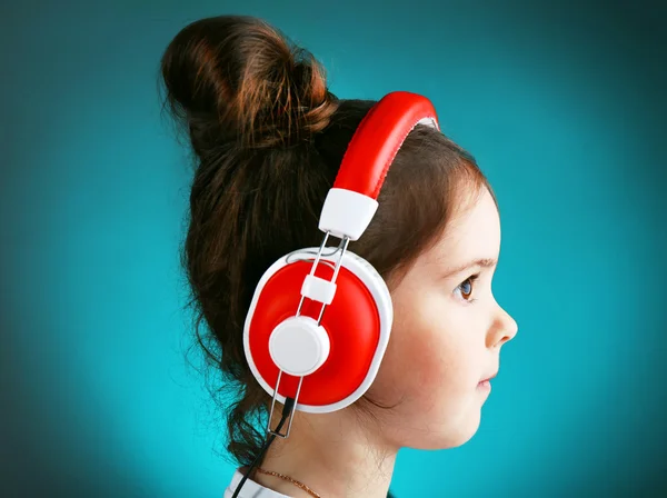 Menina bonita ouvindo música — Fotografia de Stock