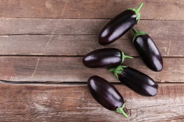 Aubergine fraîche sur fond en bois — Photo