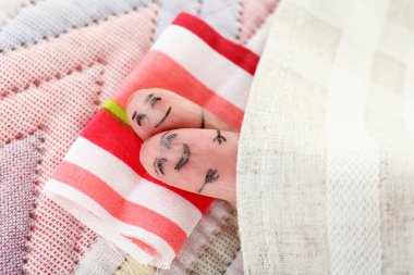 Parmakları ile komik gülümsüyor