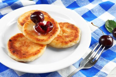 Kiraz ve plaka damalı peçete, closeup üzerine krem peynir, börek