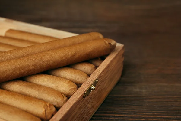 在木桌上的雪茄盒雪茄 — 图库照片