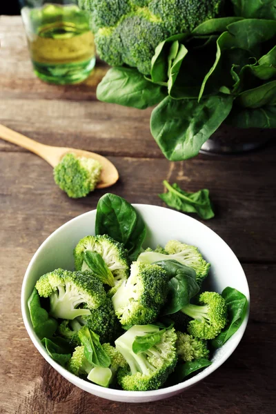 Broccoli freschi con spinaci in ciotola — Foto Stock