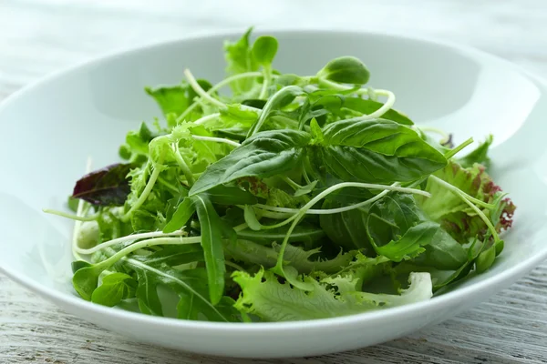 Fresh mixed green salad in bowl close up — Stock Photo, Image