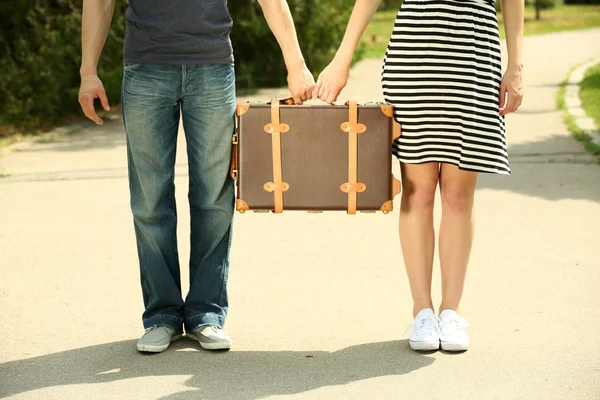 Couple tenant une valise vintage — Photo