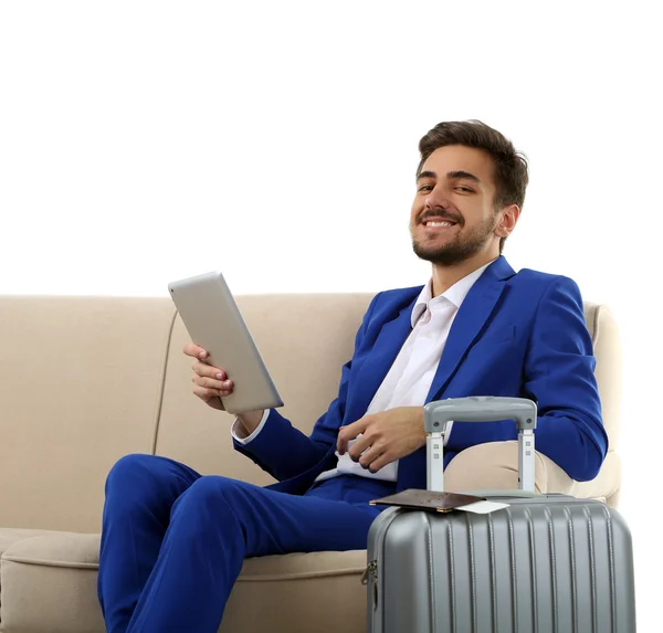 Homem de negócios com mala e tablet — Fotografia de Stock