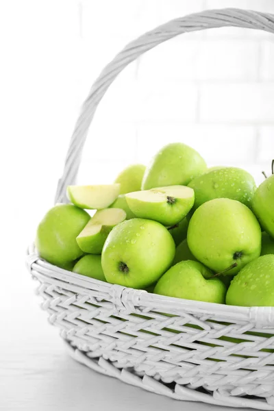 Green apples in wicker basket — Stock Photo, Image