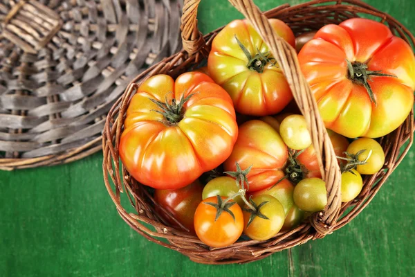 Tomates vertes dans le panier — Photo