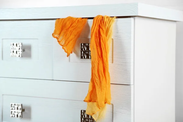 Biały drewniany klatki piersiowej szuflady z szalikiem — Zdjęcie stockowe