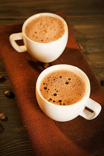 Tassen Kaffee auf Serviette — Stockfoto