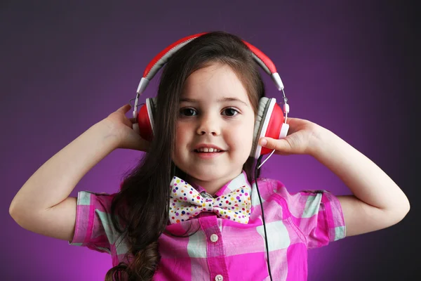 Menina bonita ouvindo música — Fotografia de Stock