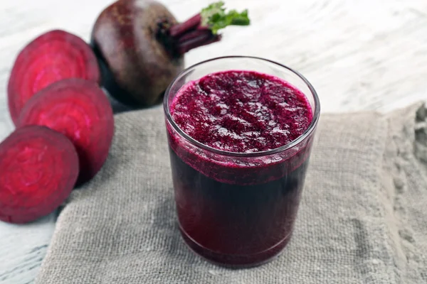 Glas av betor juice med grönsaker — Stockfoto