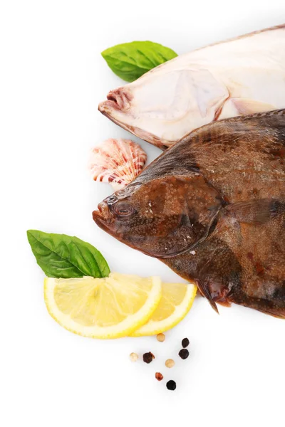 Färska fiskar med kryddor — Stockfoto