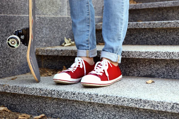 Skateboarder en zapatillas de goma y skate — Foto de Stock