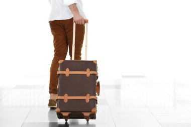 Adam holding bavul Havaalanı