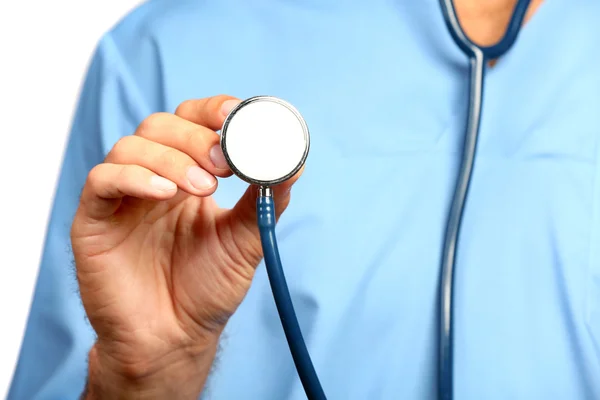 Arts met een stethoscoop op grijze achtergrond — Stockfoto