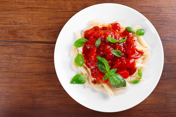 Massa com molho de tomate e manjericão — Fotografia de Stock