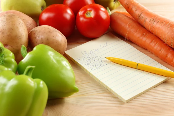Liste d'achats avec légumes et fruits frais — Photo