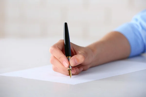 Hand mit Federschrift auf Papier — Stockfoto