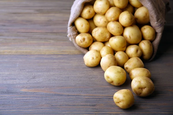 Nové brambory v sáčku — Stock fotografie