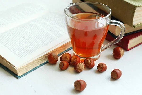 Xícara de chá com pilha de livros — Fotografia de Stock