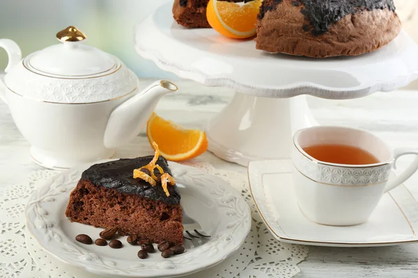 Kuchen mit Schokoglasur und Orange — Stockfoto