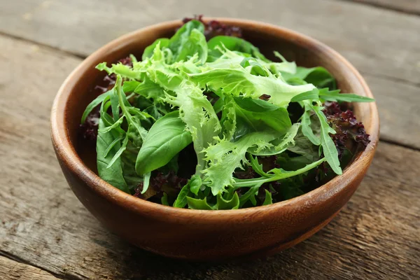 Kase karışık yeşil salata — Stok fotoğraf