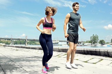 Gençler açık havada koşu