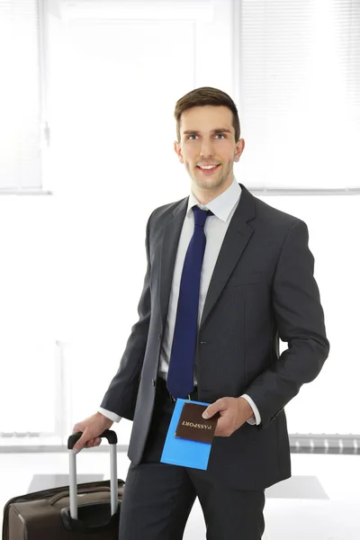 Man holding suitcase — Stock Photo, Image