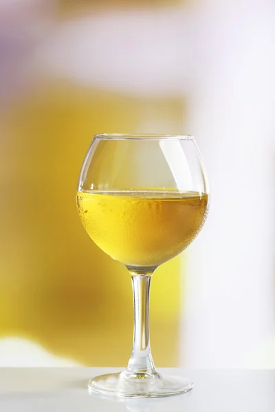 Bicchiere di vino su sfondo sfocato — Foto Stock