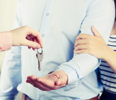 Emlakçı anahtarları genç çift, closeup verilmesi