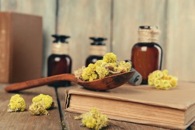 eski kayıtlarda tablo kuru çiçekler ve şişe ile yakın çekim