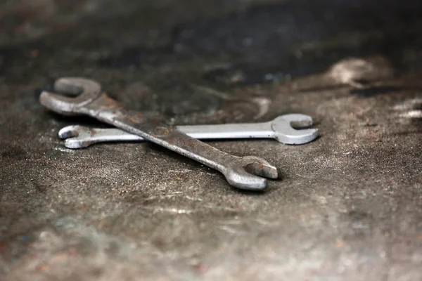 Metall nycklar på bordet på nära håll — Stockfoto