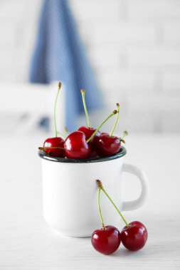 Kupa masada, açık renkli kiraz