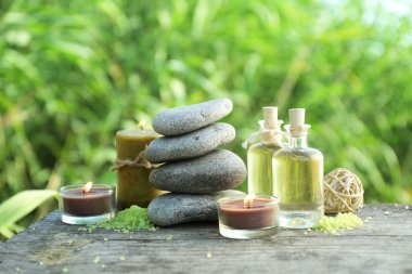 Spa natürmort ahşap yüzey üzerinde yeşil Sazlık Nehri üzerinde