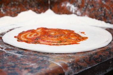 Mermer masa, closeup pizzaya hazırlanıyor