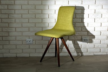 Tuğla duvar arka plan üzerinde modern sandalye