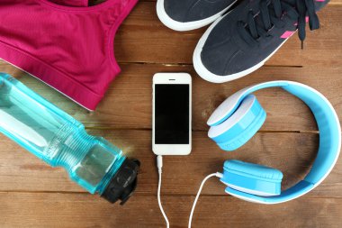 spor ayakkabı ve giyim ahşap arka plan üzerinde