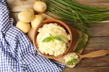 Kase üzerinde ahşap masa, tatlı patates püresi