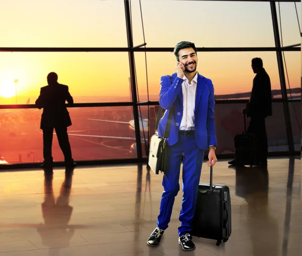 Uomo d'affari con valigia nella hall dell'aeroporto — Foto Stock
