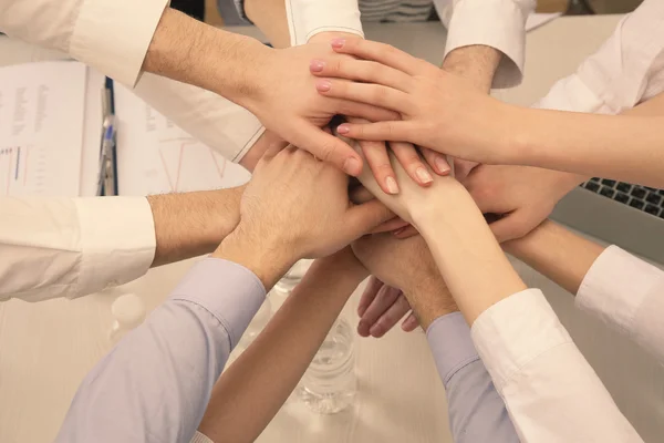 Vereinte Hände des Business-Teams am Arbeitsplatz Hintergrundansicht — Stockfoto