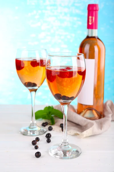 Bicchieri di vino con bacche su fondo chiaro sfocato — Foto Stock