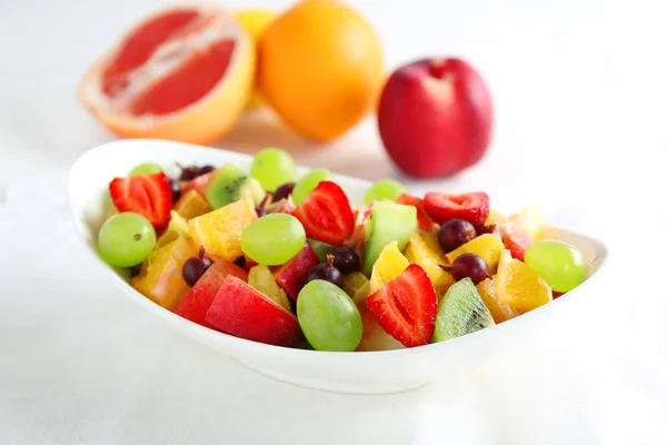 Ensalada de frutas frescas en mesa de madera blanca — Foto de Stock