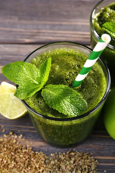 Jus vert sain aux fruits et herbes sur table en bois close up — Photo