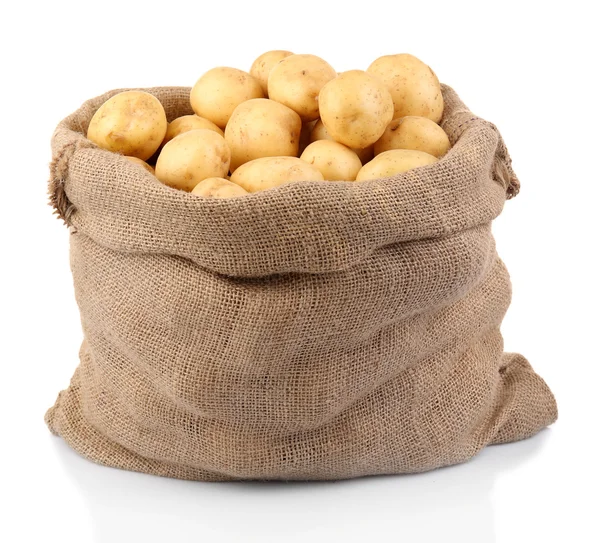 Batatas novas em saco de pano isolado em branco — Fotografia de Stock