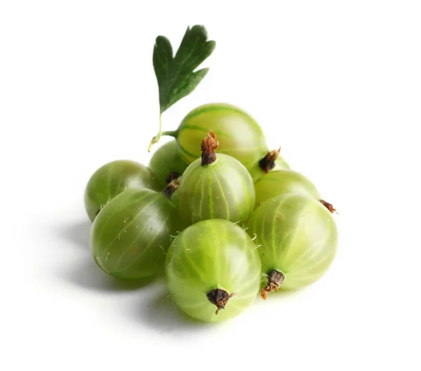 Grüne Stachelbeere isoliert auf weiß — Stockfoto