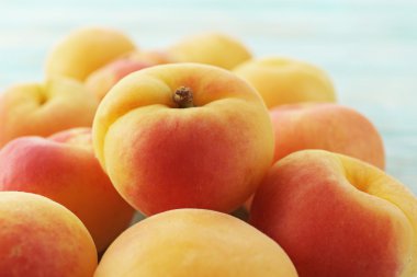 Ahşap masa üzerinde olgun kayısı yığını kapat