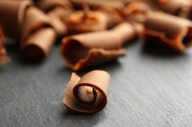 Ahşap masa üzerinde çikolata bukleler yakın çekim